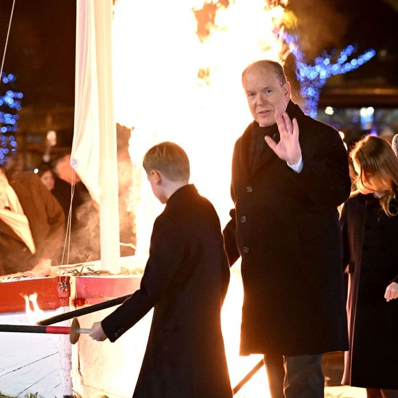 Lors de l’embrasement de la barque, Jacques s’est montré particulièrement appliqué et confiant.

Le prince Albert II de Monaco, sa femme la princesse Charlene de Monaco, leurs enfants le prince héréditaire Jacques, marquis des Baux, la princesse Gabriella, comtesse de Carladès sont au Quai Antoine 1er au port Hercule pour le traditionel embrasement de la barque, le 26 janvier 2026. © Bruno Bebert / Bestimage
