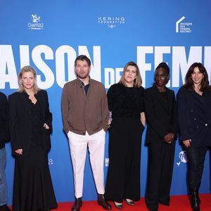 Le Cast du Film, Eye Haidara, Juliette Armanet, Jean-Charles Clichet, Karin Viard, Pierre Deladonchamps, Oulaya Amamra et Laetitia Dosch lors de la première du film 'La maison des femmes' au cinéma Pathé Palace le 19 Février 2026 à Paris. © Denis Guignebourg / BestImage