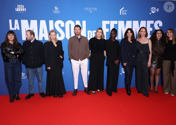 Le Cast du Film, Eye Haidara, Juliette Armanet, Jean-Charles Clichet, Karin Viard, Pierre Deladonchamps, Oulaya Amamra et Laetitia Dosch lors de la première du film 'La maison des femmes' au cinéma Pathé Palace le 19 Février 2026 à Paris. © Denis Guignebourg / BestImage