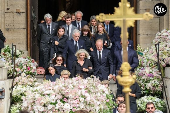 Robert Agostinelli, ses enfants Héloïse Agostinelli, Carlo Agostinelli et les proches de la défunte - Sortie des obsèques de Mathilde Favier en l'église Saint-Sulpice à Paris le 31 aout 2026. © Dominique Jacovides-Cyril Moreau/Bestimage