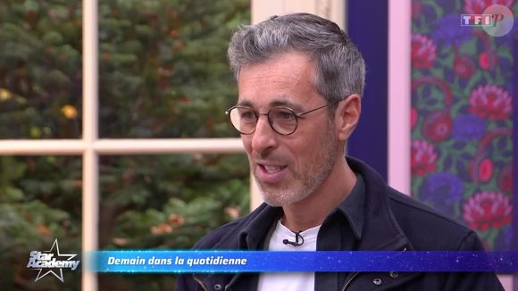 Michael Goldman annonce l'identité des deux binômes nommés dans la "Star Academy". ©TF1