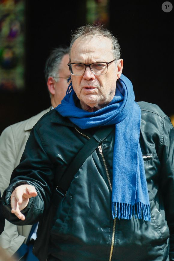 "J'apprends que Questions pour un champion va s'arrêter, parce que ça n'existe plus dans la semaine visiblement. Et de voir cette émission que j'ai créée partir à vau-l'eau... Ça me fait mal."

 Julien Lepers à la sortie des obsèques du producteur Humbert Ibach (Mémé Ibach), figure du disque et de la TV des années 70/90, en l'église Notre Dame d'Auteuil à Paris, France, le 12 mai 2025. © Christophe Clovis/Bestimage
