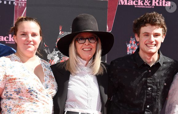 Dexter Keaton, Diane Keaton et Duke Keaton arrivent à la cérémonie des empreintes de mains et de pieds de Diane Keaton qui s'est tenue au TCL Chinese Theatre le 11 août 2022 à Hollywood, Californie.
 Photo par Janet Gough / AFF/ABACAPRESS.COM