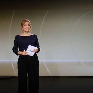 Léa Salamé présente son premier journal de 20 heures sur France 2 le 1er septembre 2025. 

© Alain Guizard / Bestimage
