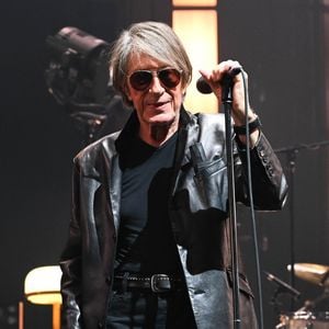 Jacques Dutronc et Thomas Dutronc en showcase de leur tournée "Dutronc & Dutronc" au Centre Evénementiel de Courbevoie le 11 avril 2022. Jacques et Thomas Dutronc se rejoignent sur scène pour une tournée unique !  Père et fils, monstres sacrés de la scène française, vous donnent rendez-vous pour des concerts exceptionnels sous le signe du partage et de la complicité. Deux artistes hors du commun à retrouver sur les routes de France. © Coadic Guirec/Bestimage