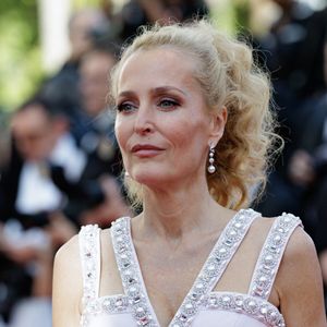 Gillian Anderson - Montée des marches du film " La vie d'une femme " lors du 79ème Festival International du Film de Cannes, le 13 mai 2026. © Olivier Borde / Bestimage