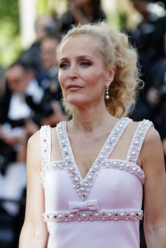 Gillian Anderson - Montée des marches du film " La vie d'une femme " lors du 79ème Festival International du Film de Cannes, le 13 mai 2026. © Olivier Borde / Bestimage