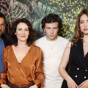 Exclusif - Lucien Belves, Frédéric Diefenthal, Elsa Lunghini et Pola Petrenko lors d'une séance photo pour la série "Ici tout commence" lors de la 5ème saison du festival International des Séries "Canneseries" à Cannes, France, le 2 avril 2022. © Denis Guignebourg/Bestimage