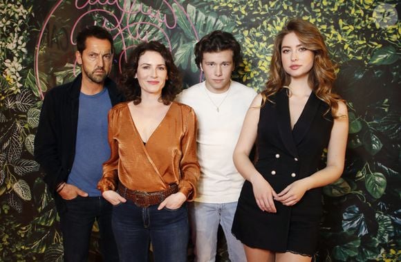 Exclusif - Lucien Belves, Frédéric Diefenthal, Elsa Lunghini et Pola Petrenko lors d'une séance photo pour la série "Ici tout commence" lors de la 5ème saison du festival International des Séries "Canneseries" à Cannes, France, le 2 avril 2022. © Denis Guignebourg/Bestimage