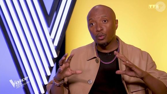Malgré tout, le rappeur a choisi Miriam pour poursuivre l’aventure. "Il ne faut pas recommencer, il faut suivre le truc", a-t-il ajouté auprès de la jeune chanteuse en herbe. Ce choix a beaucoup fait réagir sur la Toile.

The Voice Kids 2025 samedi 20 septembre 2025 © TF1