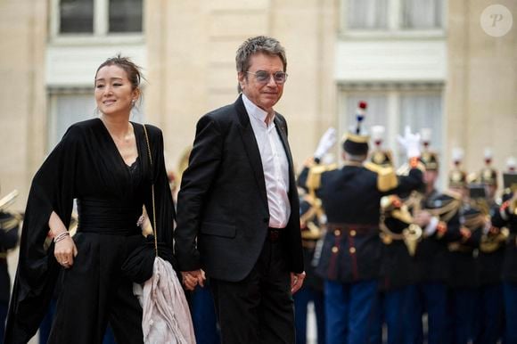 Le compositeur français de musique électronique Jean-Michel Jarre et son épouse l'actrice chinoise Gong Li arrivent pour assister à un dîner d'Etat officiel dans le cadre de la visite d'Etat de deux jours du président chinois en France, au Palais de l'Elysée à Paris, le 6 mai 2024.Photo by Eliot Blondet/ABACAPRESS.COM
