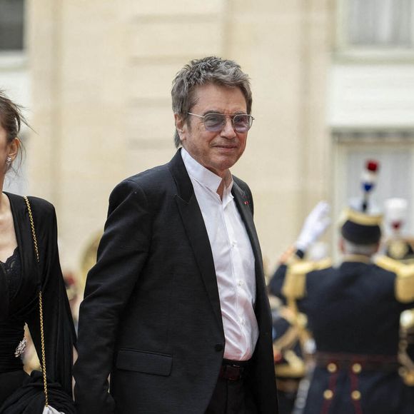 Le compositeur français de musique électronique Jean-Michel Jarre et son épouse l'actrice chinoise Gong Li arrivent pour assister à un dîner d'Etat officiel dans le cadre de la visite d'Etat de deux jours du président chinois en France, au Palais de l'Elysée à Paris, le 6 mai 2024.Photo by Eliot Blondet/ABACAPRESS.COM