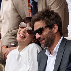 Nolwenn Leroy et son compagnon Arnaud Clément dans les tribunes lors des Internationaux de France de Tennis de Roland Garros 2022. Paris, le 5 juin 2022. © Dominique Jacovides/Bestimage