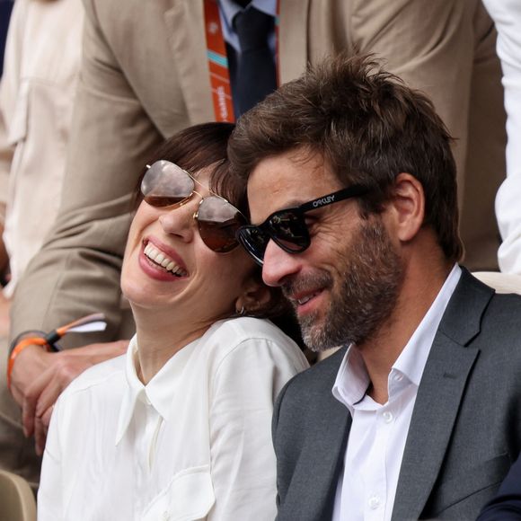 Nolwenn Leroy et son compagnon Arnaud Clément dans les tribunes lors des Internationaux de France de Tennis de Roland Garros 2022. Paris, le 5 juin 2022. © Dominique Jacovides/Bestimage