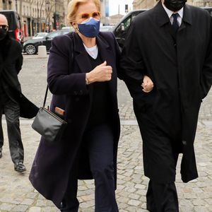 Sylvie Vartan et son mari Tony Scotti - Arrivées à la messe anniversaire à la mémoire de Pierre Cardin en l'église de La Madeleine à Paris. Le 29 janvier 2021