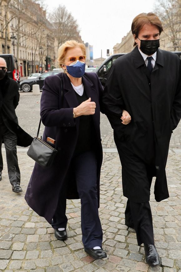 Sylvie Vartan et son mari Tony Scotti - Arrivées à la messe anniversaire à la mémoire de Pierre Cardin en l'église de La Madeleine à Paris. Le 29 janvier 2021