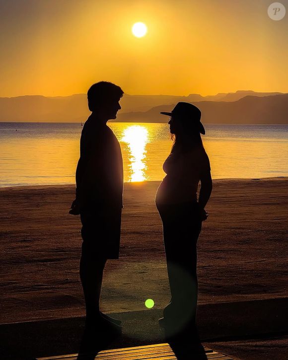 C'est à travers une jolie publication Instagram où l'on voit le couple sur une plage au coucher du soleil, que sa mère dévoilait son baby bump...

Instagram @queenrania