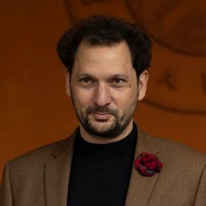 Eric Antoine est aux commandes de plusieurs émissions à succès.

Éric Antoine au village lors des Internationaux de France de Tennis de Roland Garros, à Paris, France. © Cyril Moreau/Bestimage