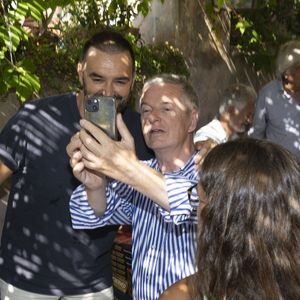 Exclusif - Cyril Lignac - Séance de dédicaces "Les plumes de Ramatuelle" au café de l'Ormeau en marge du 41ème Festival de Ramatuelle le 7 aout 2025. © Cyril Bruneau / Festival de Ramatuelle / Bestimage