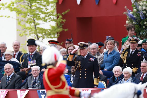 Le roi Charles III d'Angleterre et Camilla Parker Bowles, reine consort d'Angleterre - Le roi Charles III salue la procession militaire pour le 80e anniversaire du jour de la Victoire en Europe, en l'honneur de ceux qui ont servi pendant la Seconde Guerre mondiale, au palais de Buckingham, le 5 mai 2025 à Londres, en Angleterre. (Mirrorpix / Bestimage)