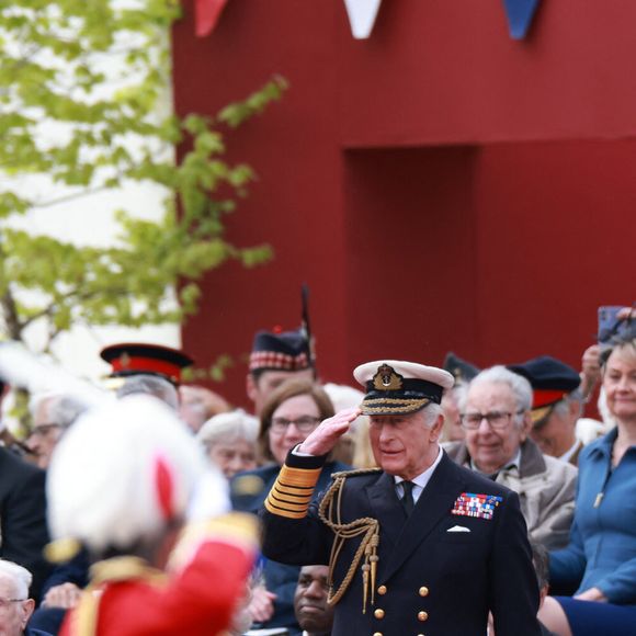 Le roi Charles III d'Angleterre et Camilla Parker Bowles, reine consort d'Angleterre - Le roi Charles III salue la procession militaire pour le 80e anniversaire du jour de la Victoire en Europe, en l'honneur de ceux qui ont servi pendant la Seconde Guerre mondiale, au palais de Buckingham, le 5 mai 2025 à Londres, en Angleterre. (Mirrorpix / Bestimage)