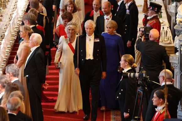 La reine Camilla (centre gauche), l’épouse du président français Brigitte Macron (centre droit) et le prince William, prince de Galles (en haut au centre droit) assistent à un banquet d’État au château de Windsor, à l’ouest de Londres, le 8 juillet 2025, lors du premier jour de la visite d’État de trois jours du président français au Royaume-Uni.
— Le président français Emmanuel Macron a entamé mardi une visite d’État de trois jours en Grande-Bretagne, au cours de laquelle il s’est adressé au Parlement et a tenté de raviver une relation dite chaleureuse avec le roi Charles III.
© Ludovic Marin / Pool / Bestimage