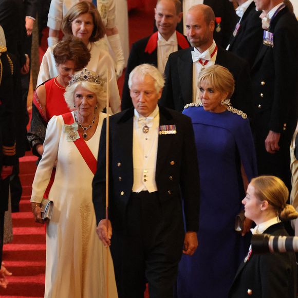 La reine Camilla (centre gauche), l’épouse du président français Brigitte Macron (centre droit) et le prince William, prince de Galles (en haut au centre droit) assistent à un banquet d’État au château de Windsor, à l’ouest de Londres, le 8 juillet 2025, lors du premier jour de la visite d’État de trois jours du président français au Royaume-Uni.
— Le président français Emmanuel Macron a entamé mardi une visite d’État de trois jours en Grande-Bretagne, au cours de laquelle il s’est adressé au Parlement et a tenté de raviver une relation dite chaleureuse avec le roi Charles III.
© Ludovic Marin / Pool / Bestimage