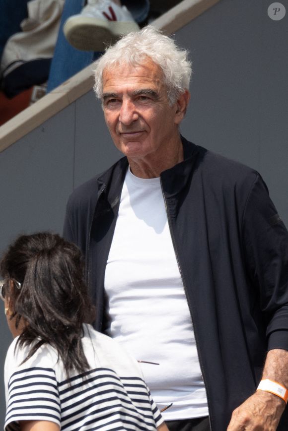 Raymond Domenech et son partenaire en tribune lors des Internationaux de France 2025 à Roland Garros le 03 juin 2025 à Paris, France. Photo de Nasser Berzane/ABACAPRESS.COM