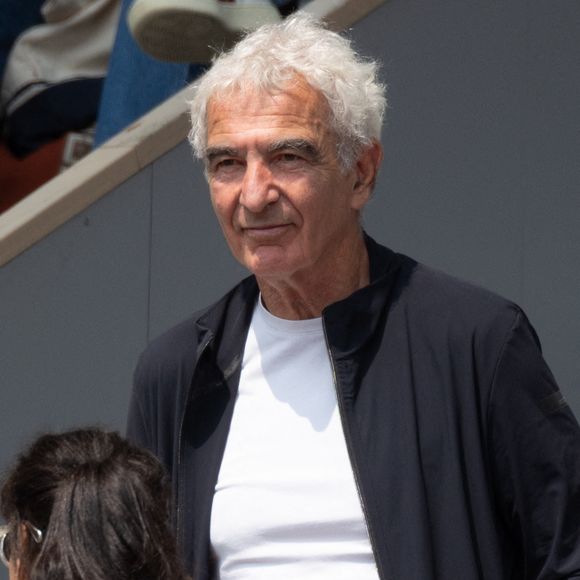 Raymond Domenech et son partenaire en tribune lors des Internationaux de France 2025 à Roland Garros le 03 juin 2025 à Paris, France. Photo de Nasser Berzane/ABACAPRESS.COM