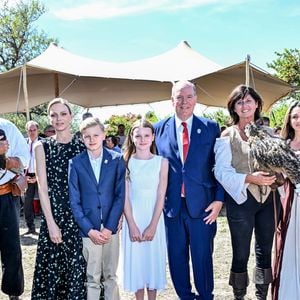 Le prince a révélé avoir acheté une demeure historique au cœur du village pour son fils Jacques.

 Le prince Albert II de Monaco, la princesse Charlène de Monaco, le prince Jacques de Monaco, marquis des Baux et la princesse Gabriella de Monaco lors de leur visite officielle aux Baux-de-Provence, France, le 5 septembre 2026. © Bruno Bebert/Bestimage