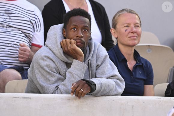 Son mari, le joueur de tennis français Gaël Monfils, est présent à ses côtés pour l'encourager dans cette étape cruciale.

Gael Monfils assiste à la victoire de sa femme en tribunes des internationaux de France de Roland Garros à Paris le 4 juin 2023. 

© Bestimage