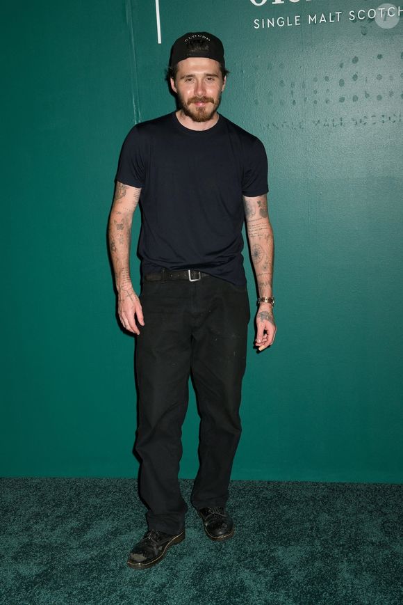 Selon Cruz Beckham, son frère Brooklyn l'aurait bloqué lui et ses parents sur les réseaux sociaux.

 Brooklyn Beckham au lancement du whisky Glenfiddich X Aston Martin Formula One Team Limited Edition 16-Year-Old à New York. 

Photo : Backgrid USA / Bestimage