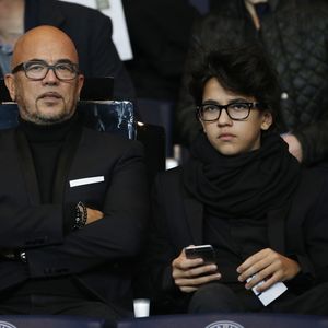 Sean Obispo fait la fierté de ses parents.
Pascal Obispo et son fils Sean lors du match Psg-Saint-Etienne Ligue 1 au Parc des Princes à Paris. Photo par Agence/Bestimage