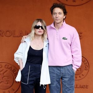 Mélanie Thierry et son compagnon, le chanteur Raphaël - Les célébrités au village lors des Internationaux de France de tennis de Roland Garros 2024 à Paris. Le 29 mai 2024. 
© Jacovides-Moreau / Bestimage