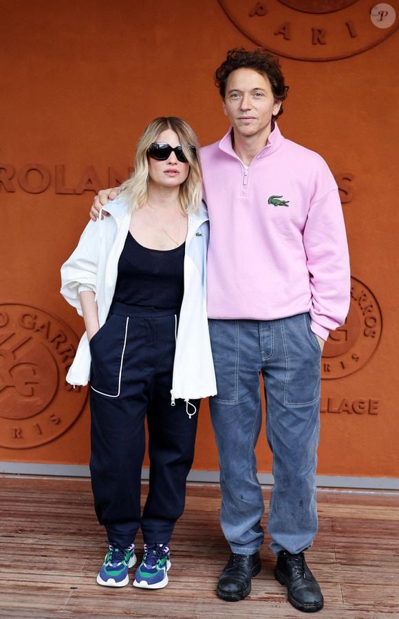 Mélanie Thierry et son compagnon, le chanteur Raphaël - Les célébrités au village lors des Internationaux de France de tennis de Roland Garros 2024 à Paris. Le 29 mai 2024. 
© Jacovides-Moreau / Bestimage