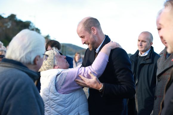 Une déclaration qui a dû faire plaisir à la principale concernée.

Le prince de Galles est embrassé par un membre du public après une promenade sur la plage de Colwyn Bay, dans le nord du Pays de Galles, avec des membres du Youth Ocean Network de la Marine Conservation Society. Photo par PA Photo/ Bestimage