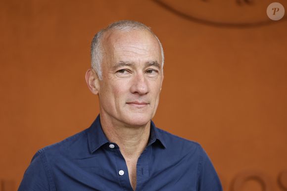 Il est ceci dit marié à une femme qui travaille pour la même chaîne que lui, la mère de ses deux enfants.

Gilles Bouleau lors des Internationaux de France de Tennis de Roland Garros 2025, à Paris, France, le 7 juin 2025.

Cyril Moreau / Bestimage