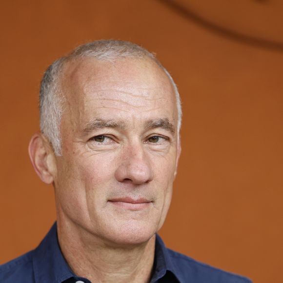 Il est ceci dit marié à une femme qui travaille pour la même chaîne que lui, la mère de ses deux enfants.

Gilles Bouleau lors des Internationaux de France de Tennis de Roland Garros 2025, à Paris, France, le 7 juin 2025.

Cyril Moreau / Bestimage