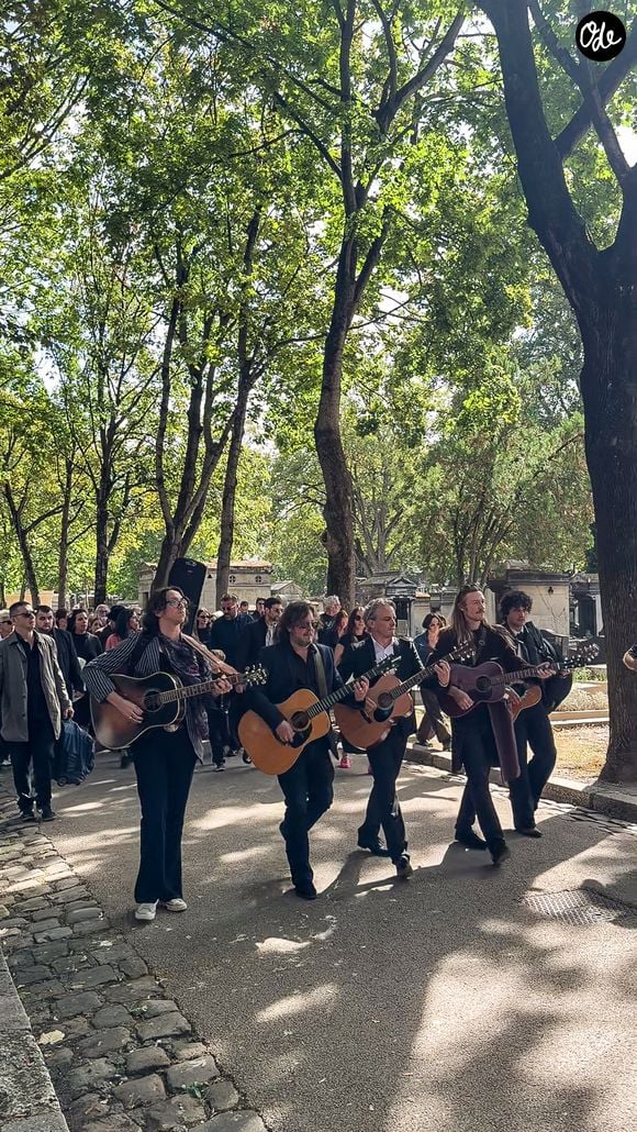Raoul Chichin (2ème en partant de la droite) joue de la guitare à son arrivée pour les obsèques de sa mère Catherine Ringer, la chanteuse des Rita Mitsouko, au cimetière de Montmartre, dans le 18ème arrondissement de Paris, France, le 19 septembre 2026. © Bestimage