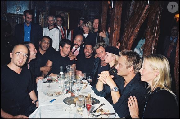 Johnny Hallyday et ses invités de sa tournée "Johnny allume le feu" en 1998 à une soirée au restaurant "King's club" à Paris

ANGELI-RINDOFF-GARCIA / BESTIMAGE