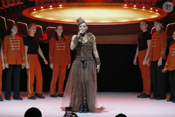 Priscilla Betti - Pour célébrer ses 30 ans, le Salon du Chocolat de Paris réinvente son mythique défilé de robes en chocolat autour d’une thématique inédite : la Comédie Musicale, à Paris mardi 28 octobre 2025. © Christophe Aubert via Bestimage