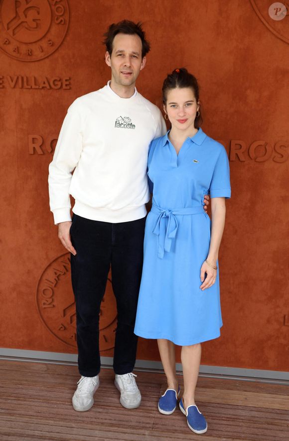 Benjamin Lavernhe et sa compagne Rebecca Marder au village (jour 10) lors des Internationaux de France de Tennis de Roland Garros 2022 à Paris, France, le 31 mai 2022. © Dominique Jacovides/Bestimage
