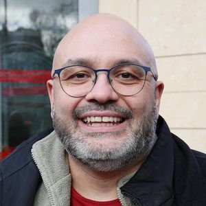 Ensemble, ils prévoient trois grands projets : une installation en 2025, une demande en mariage au printemps 2026, puis un mariage en 2027.

Exclusif - Yoann Riou - Les invités de l'émisson "Les Grosses Têtes" quittent les studios de RTL à Paris le 2 janvier 2022. 
Jonathan Rebboah / Panoramic / Bestimage