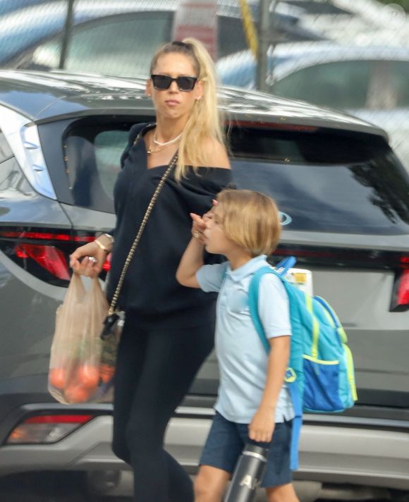 La joueuse de tennis Anna Kournikova a été aperçue à Miami, le ventre déjà légèrement arrondi, en compagnie de son fils Nicholas. @ Backgrid USA / Bestimage