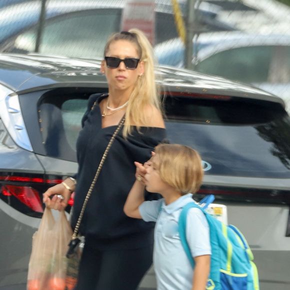 La joueuse de tennis Anna Kournikova a été aperçue à Miami, le ventre déjà légèrement arrondi, en compagnie de son fils Nicholas. @ Backgrid USA / Bestimage