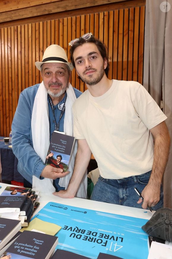 Panayotis Pascot et son père, l'écrivain Philippe Pascot - 41ème Foire du Livre de Brive à La Halle Brassens le 12 novembre 2023. © Jean-Marc Lhomer/Bestimage