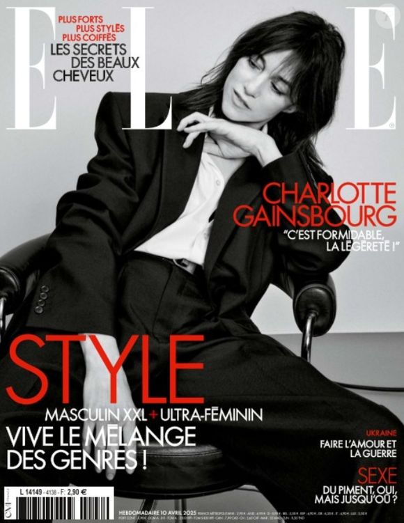 Dans les colonnes du magazine "ELLE", la demi-soeur de Lou Doillon s'est volontiers confiée sur sa progéniture parfois être moqueuse quant à ses anciens projets à l'écran. 

Les confidences de Charlotte Gainsbourg à découvrir dans le nouveau numéro du magazine "ELLE" dévoilé ce jeudi 10 avril 2025.