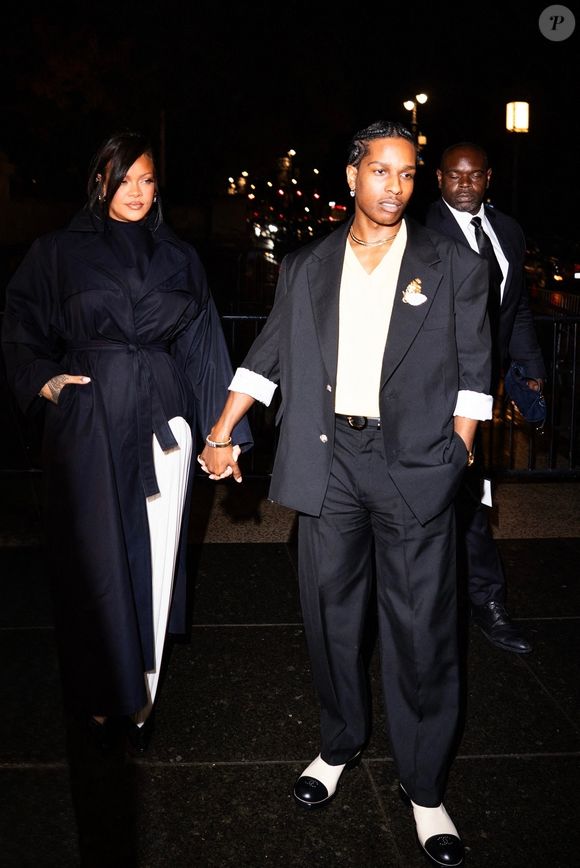 EXCLUSIF – New York, NY : Rihanna arrive main dans la main avec A$AP Rocky aux CFDA Awards à New York, marquant sa première sortie publique depuis la naissance de leur petite fille.
Backgrid USA / Bestimage
