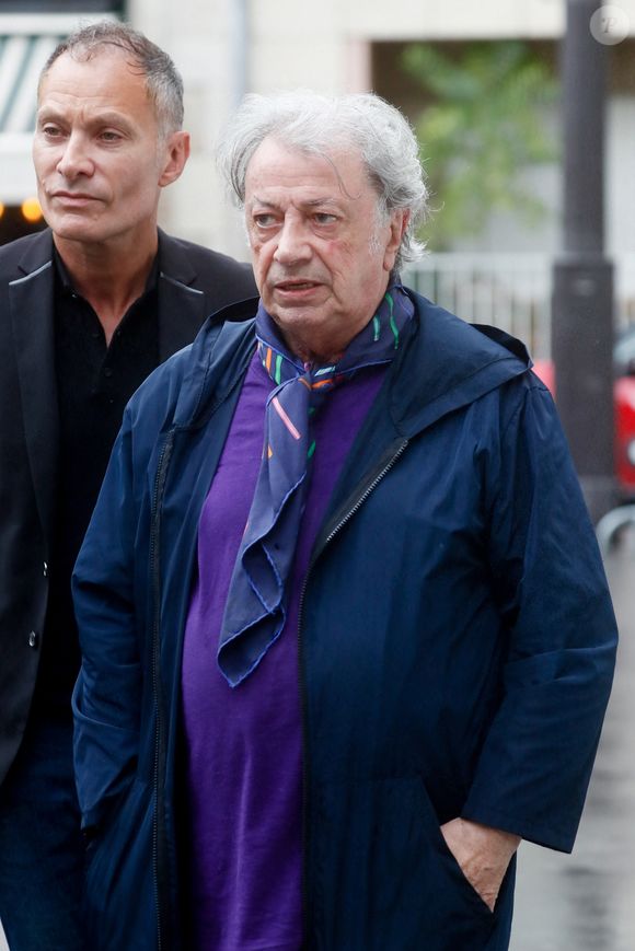 D’après "France Dimanche", le chanteur serait en proie à des difficultés financières

Hervé Vilard - Arrivées aux obsèques de José Sébéloué, chanteur du groupe "La Compagnie Créole", en l'église Saint-Ambroise à Paris. Le 12 septembre 2023