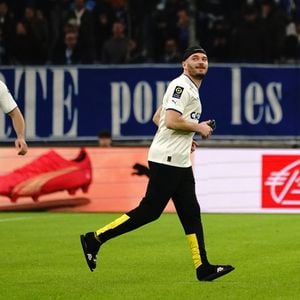 La star s'apprête à vivre des jours de folie dans la capitale. Au programme ? Un double concert titanesque au Stade de France les 15 et 16 mai, couronné par la sortie événement, ce même vendredi 15 mai, de son nouvel album au titre percutant : Oubliez-moi.

Le rappeur marseillais Jul lors du mMatch de championnat de Ligue 1 Uber Eats opposant l'Olympique Marseille (OM) au FC Lorient at Stade Velodrome à Marseille, France, le 14 janvier 2023. OM won 3-1. © Norbert Scanella/Panoramic/Bestimage